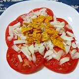 トマトと玉ねぎとドリトスのサラダ